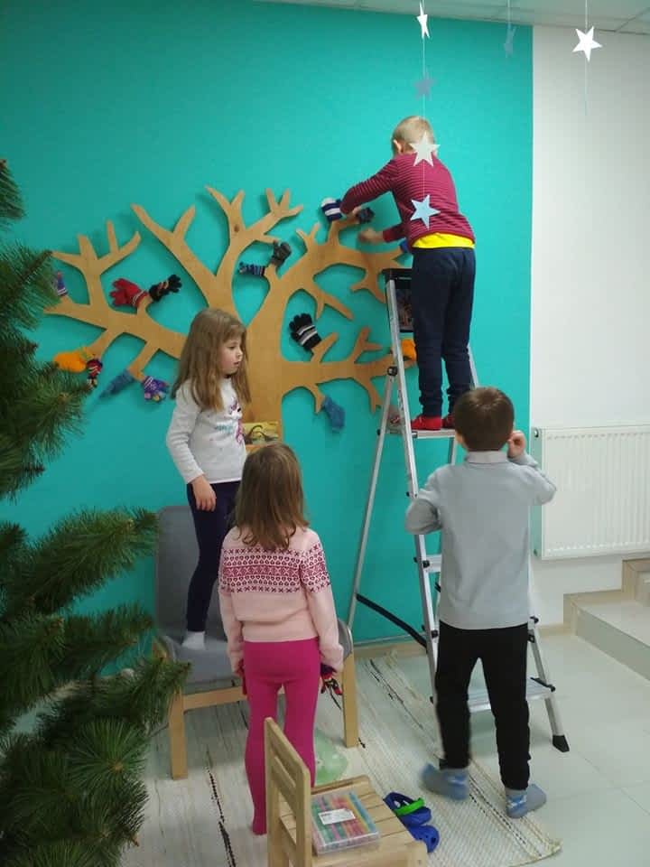 Дети украшают детский сад